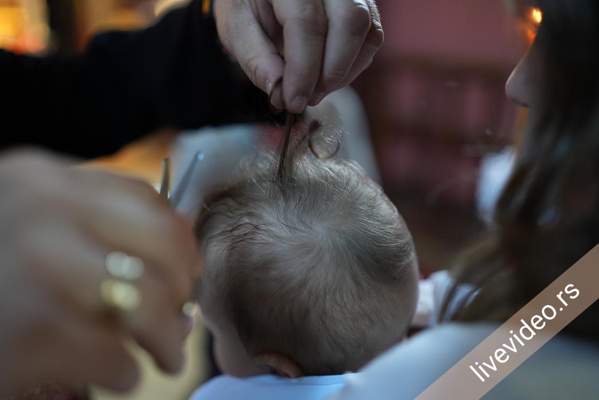 Fotografisanje postrizavanja kose na krštenju