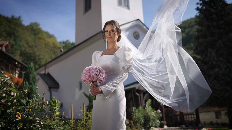 Snimanje crkvenog venčanja u manastiru Sretenje – mlada i veo na vetru