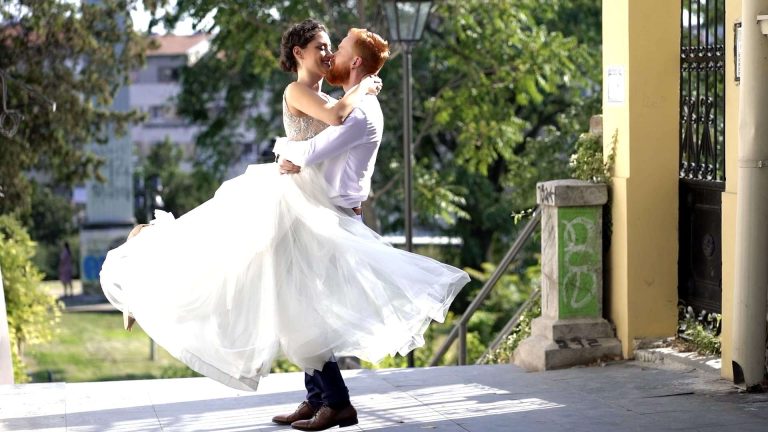 Snimanje svadbe – mladoženja podiže mladu, kadar iz best moments spota Marija i Gabrijel