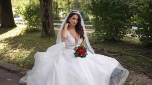 Mlada sa buketom u parku – snimanje dana venčanja Tamara i Nikola