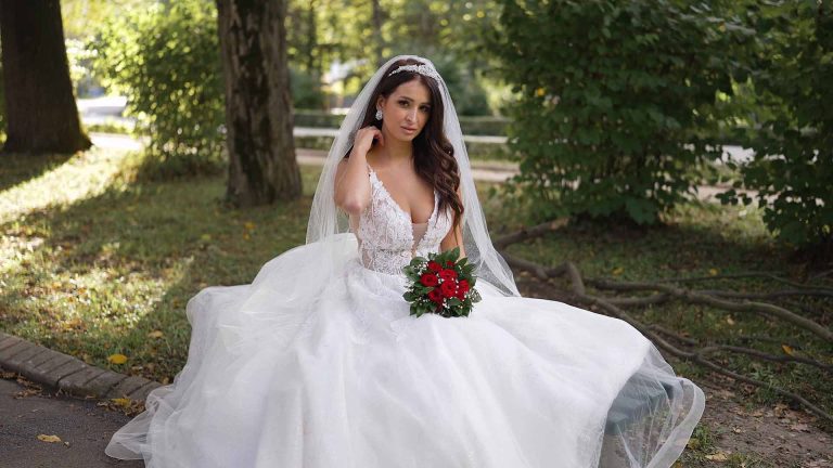 Mlada sa buketom u parku – snimanje dana venčanja Tamara i Nikola