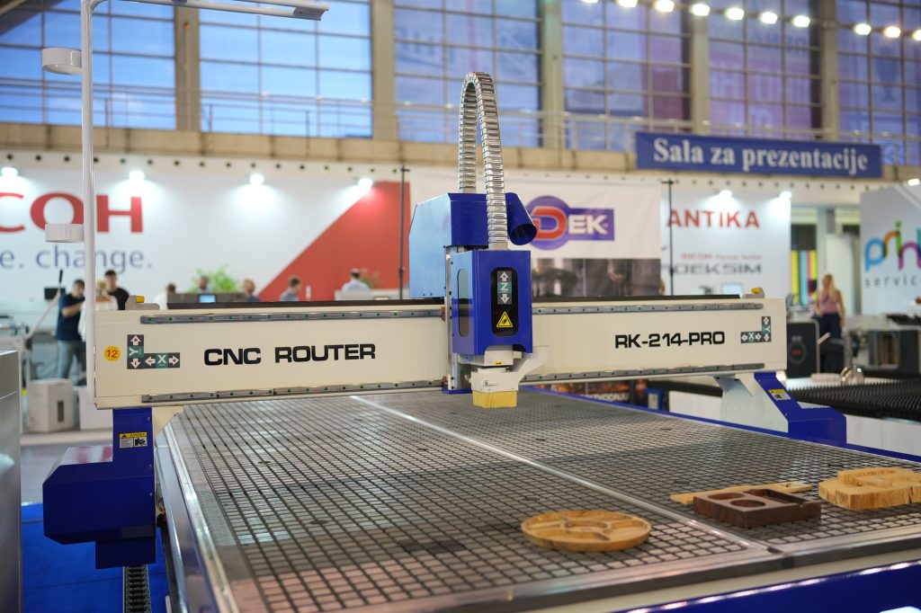 Snimanje proizvoda na sajmu — CNC ruter na štandu