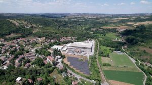 Fabrika sa solarnom elektranom snimljena dronom