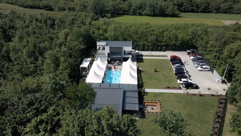 Proslava u vili sa bazenom snimljena dronom