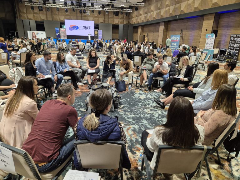 Edukativna radionica sa učesnicima u krugovima u velikoj hotelskoj sali