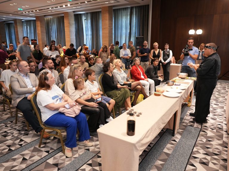 Kulinarska radionica, kuvar pokazuje pripremu sushija pred publikom