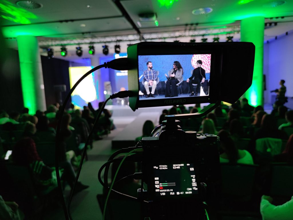Kamera i kontrolni monitor na snimanju panel diskusije