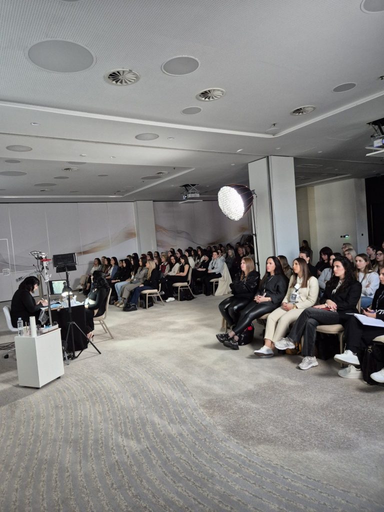 Publika prati seminar, sa rasvetom za snimanje u prvom planu