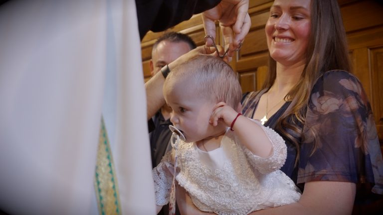 Postrižavanje kose bebi na krštenju