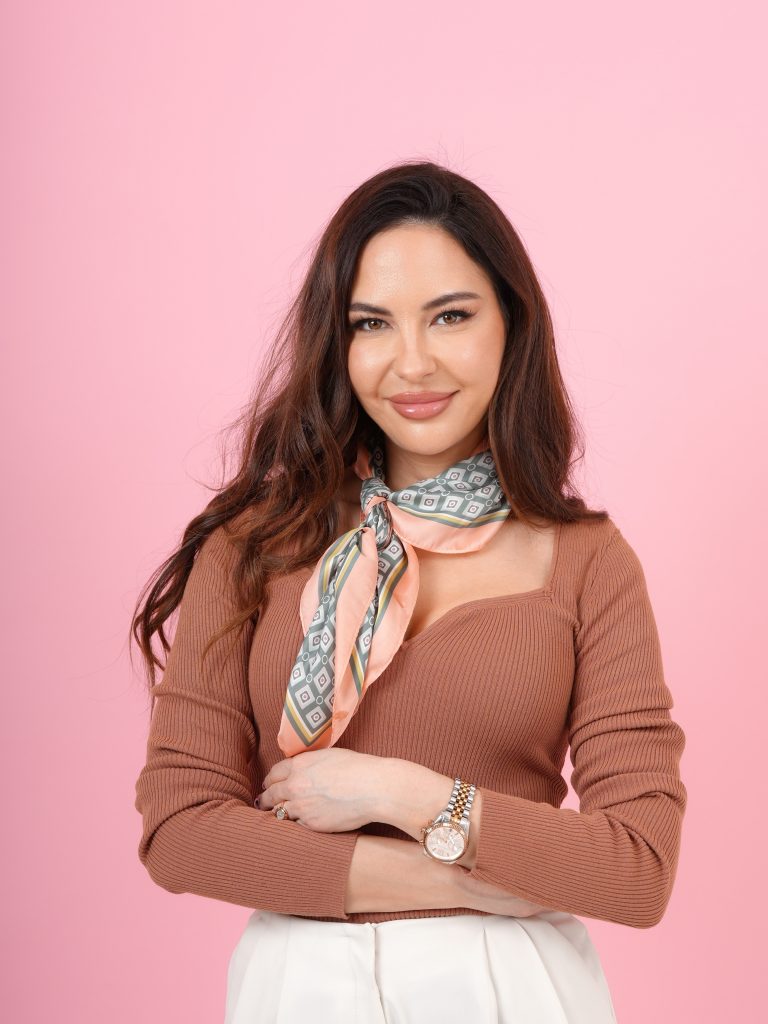Portret za poslovni sajt i društvene mreže na roze pozadini
